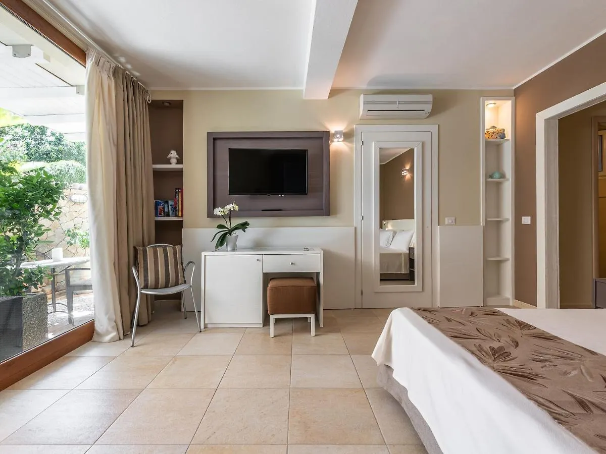 B&B Giglio Di Chia Domus De Maria 0*,